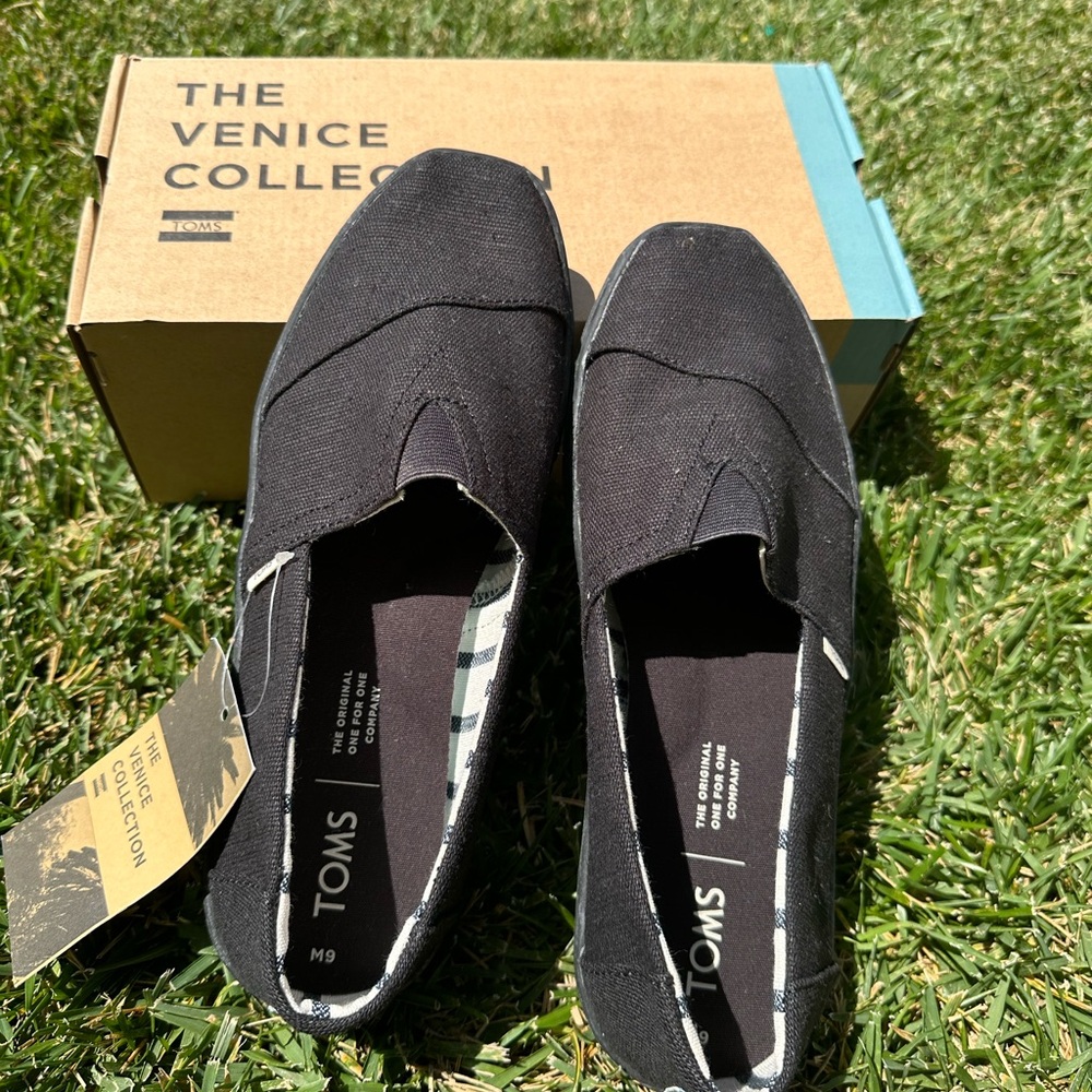 Tom’s Alpargata Men’s Canvas Black Slip On size 9.